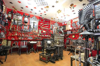 Bakrclar ars Gaziantep 'te tarihi bir pazardır. Çarşı adını orada satılan bakır parçalarından almış..