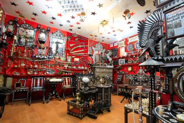 Bakrclar ars Gaziantep 'te tarihi bir pazardır. Çarşı adını orada satılan bakır parçalarından almış..