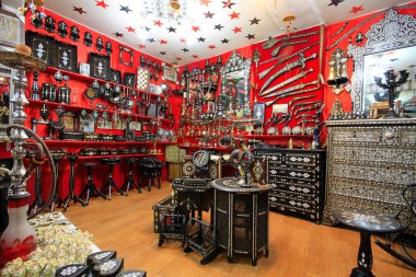 Bakrclar ars Gaziantep 'te tarihi bir pazardır. Çarşı adını orada satılan bakır parçalarından almış..