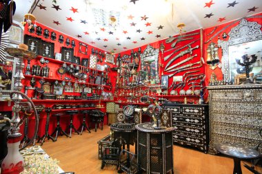 Bakrclar ars Gaziantep 'te tarihi bir pazardır. Çarşı adını orada satılan bakır parçalarından almış..