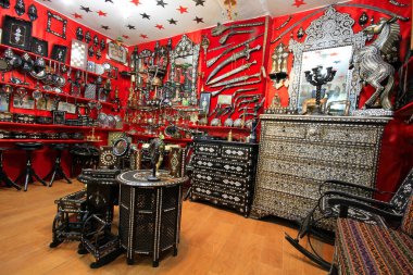 Bakrclar ars Gaziantep 'te tarihi bir pazardır. Çarşı adını orada satılan bakır parçalarından almış..