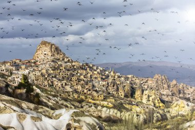Kapadokya, 60 milyon yıl önce Erciyes, Hasanda ve Gllda 'nın milyonlarca yıl önce püskürttüğü yumuşak lav ve kül tabakalarının yağmur ve rüzgar tarafından aşındığı bölgedir..