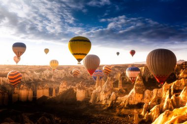 Kapadokya, 60 milyon yıl önce Erciyes, Hasanda ve Gllda 'nın milyonlarca yıl önce püskürttüğü yumuşak lav ve kül tabakalarının yağmur ve rüzgar tarafından aşındığı bölgedir..