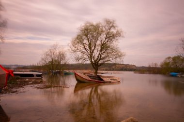 Durugl, İstanbul O da bir göl. İstanbul 'un kuzeybatısında, şehirden yaklaşık 40-50 km uzaklıktadır. Göl kökenlidir ve daha az tuzludur..