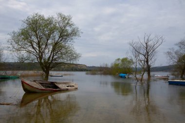 Durugl, İstanbul O da bir göl. İstanbul 'un kuzeybatısında, şehirden yaklaşık 40-50 km uzaklıktadır. Göl kökenlidir ve daha az tuzludur..