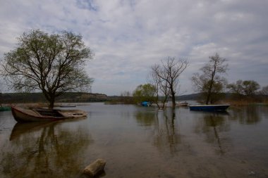 Durugl, İstanbul O da bir göl. İstanbul 'un kuzeybatısında, şehirden yaklaşık 40-50 km uzaklıktadır. Göl kökenlidir ve daha az tuzludur..