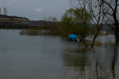 Durugl, İstanbul O da bir göl. İstanbul 'un kuzeybatısında, şehirden yaklaşık 40-50 km uzaklıktadır. Göl kökenlidir ve daha az tuzludur..