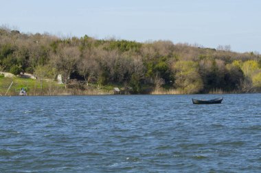 Durugl, İstanbul O da bir göl. İstanbul 'un kuzeybatısında, şehirden yaklaşık 40-50 km uzaklıktadır. Göl kökenlidir ve daha az tuzludur..