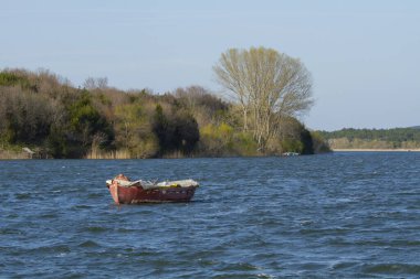 Durugl, İstanbul O da bir göl. İstanbul 'un kuzeybatısında, şehirden yaklaşık 40-50 km uzaklıktadır. Göl kökenlidir ve daha az tuzludur..