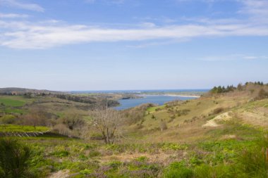 Durugl, İstanbul O da bir göl. İstanbul 'un kuzeybatısında, şehirden yaklaşık 40-50 km uzaklıktadır. Göl kökenlidir ve daha az tuzludur..