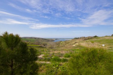 Durugl, İstanbul O da bir göl. İstanbul 'un kuzeybatısında, şehirden yaklaşık 40-50 km uzaklıktadır. Göl kökenlidir ve daha az tuzludur..