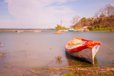 Durugl, İstanbul O da bir göl. İstanbul 'un kuzeybatısında, şehirden yaklaşık 40-50 km uzaklıktadır. Göl kökenlidir ve daha az tuzludur..