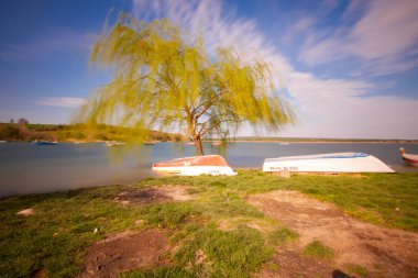 Durugl, İstanbul O da bir göl. İstanbul 'un kuzeybatısında, şehirden yaklaşık 40-50 km uzaklıktadır. Göl kökenlidir ve daha az tuzludur..
