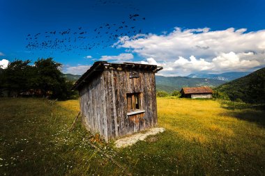 Valla Kanyonu, Muratba 'nın Pnarba ilçesine bağlı Kastamonu ilinin sınırları içinde yer alır. Kre Dağları Ulusal Parkı 'nda yer alan kanyon, 800 metre derinliğiyle dünyanın en derin ikinci kanyonudur..