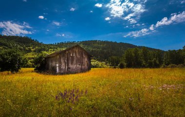 Valla Kanyonu, Muratba 'nın Pnarba ilçesine bağlı Kastamonu ilinin sınırları içinde yer alır. Kre Dağları Ulusal Parkı 'nda yer alan kanyon, 800 metre derinliğiyle dünyanın en derin ikinci kanyonudur..