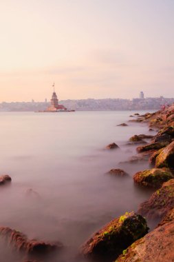 Bakire Kulesi Salacak açıklarında küçük bir adaya inşa edilmiş bir yapıdır. Boğaz 'daki Marmara Denizi yakınlarında. Efsanelerin ve çeşitli dedikoduların konusu..