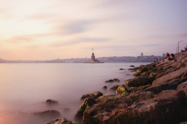 Bakire Kulesi Salacak açıklarında küçük bir adaya inşa edilmiş bir yapıdır. Boğaz 'daki Marmara Denizi yakınlarında. Efsanelerin ve çeşitli dedikoduların konusu..
