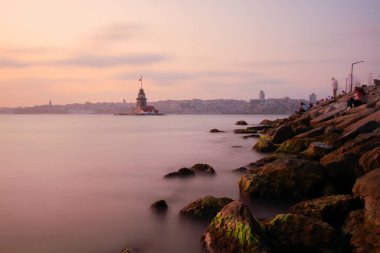 Bakire Kulesi Salacak açıklarında küçük bir adaya inşa edilmiş bir yapıdır. Boğaz 'daki Marmara Denizi yakınlarında. Efsanelerin ve çeşitli dedikoduların konusu..