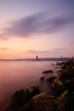 Bakire Kulesi Salacak açıklarında küçük bir adaya inşa edilmiş bir yapıdır. Boğaz 'daki Marmara Denizi yakınlarında. Efsanelerin ve çeşitli dedikoduların konusu..