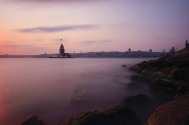 Bakire Kulesi Salacak açıklarında küçük bir adaya inşa edilmiş bir yapıdır. Boğaz 'daki Marmara Denizi yakınlarında. Efsanelerin ve çeşitli dedikoduların konusu..