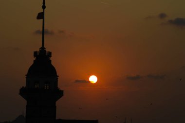 Bakire Kulesi Salacak açıklarında küçük bir adaya inşa edilmiş bir yapıdır. Boğaz 'daki Marmara Denizi yakınlarında. Efsanelerin ve çeşitli dedikoduların konusu..