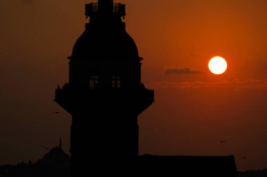Bakire Kulesi Salacak açıklarında küçük bir adaya inşa edilmiş bir yapıdır. Boğaz 'daki Marmara Denizi yakınlarında. Efsanelerin ve çeşitli dedikoduların konusu..