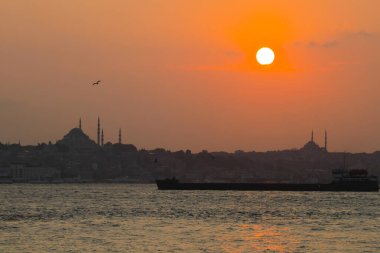 Bakire Kulesi Salacak açıklarında küçük bir adaya inşa edilmiş bir yapıdır. Boğaz 'daki Marmara Denizi yakınlarında. Efsanelerin ve çeşitli dedikoduların konusu..