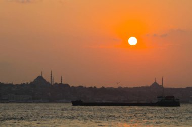 Bakire Kulesi Salacak açıklarında küçük bir adaya inşa edilmiş bir yapıdır. Boğaz 'daki Marmara Denizi yakınlarında. Efsanelerin ve çeşitli dedikoduların konusu..