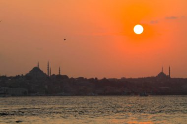 Bakire Kulesi Salacak açıklarında küçük bir adaya inşa edilmiş bir yapıdır. Boğaz 'daki Marmara Denizi yakınlarında. Efsanelerin ve çeşitli dedikoduların konusu..