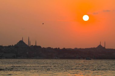 Bakire Kulesi Salacak açıklarında küçük bir adaya inşa edilmiş bir yapıdır. Boğaz 'daki Marmara Denizi yakınlarında. Efsanelerin ve çeşitli dedikoduların konusu..