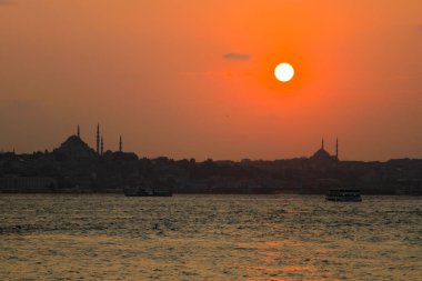 Bakire Kulesi Salacak açıklarında küçük bir adaya inşa edilmiş bir yapıdır. Boğaz 'daki Marmara Denizi yakınlarında. Efsanelerin ve çeşitli dedikoduların konusu..