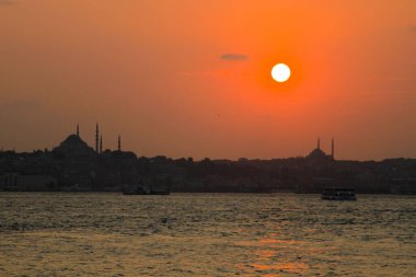 Bakire Kulesi Salacak açıklarında küçük bir adaya inşa edilmiş bir yapıdır. Boğaz 'daki Marmara Denizi yakınlarında. Efsanelerin ve çeşitli dedikoduların konusu..