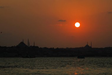 Bakire Kulesi Salacak açıklarında küçük bir adaya inşa edilmiş bir yapıdır. Boğaz 'daki Marmara Denizi yakınlarında. Efsanelerin ve çeşitli dedikoduların konusu..