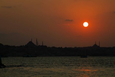 Bakire Kulesi Salacak açıklarında küçük bir adaya inşa edilmiş bir yapıdır. Boğaz 'daki Marmara Denizi yakınlarında. Efsanelerin ve çeşitli dedikoduların konusu..