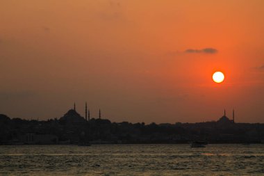 Bakire Kulesi Salacak açıklarında küçük bir adaya inşa edilmiş bir yapıdır. Boğaz 'daki Marmara Denizi yakınlarında. Efsanelerin ve çeşitli dedikoduların konusu..