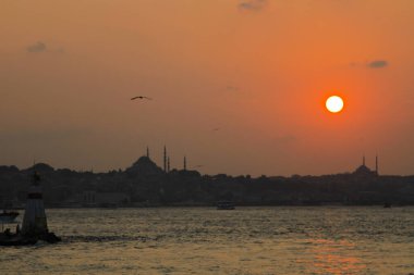 Bakire Kulesi Salacak açıklarında küçük bir adaya inşa edilmiş bir yapıdır. Boğaz 'daki Marmara Denizi yakınlarında. Efsanelerin ve çeşitli dedikoduların konusu..