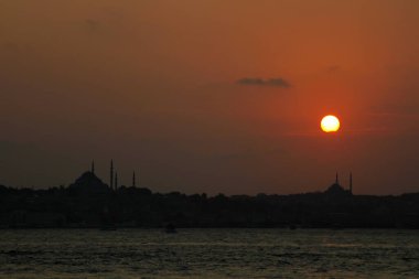 Bakire Kulesi Salacak açıklarında küçük bir adaya inşa edilmiş bir yapıdır. Boğaz 'daki Marmara Denizi yakınlarında. Efsanelerin ve çeşitli dedikoduların konusu..