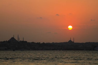 Bakire Kulesi Salacak açıklarında küçük bir adaya inşa edilmiş bir yapıdır. Boğaz 'daki Marmara Denizi yakınlarında. Efsanelerin ve çeşitli dedikoduların konusu..