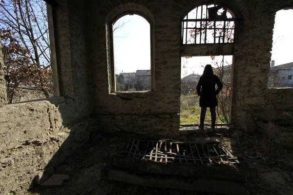 Casa Vieja Arruinada Gente Triste Ella — Foto de Stock