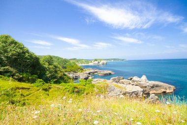 İzmit 'in Kandira ilçesine bağlı bir sahil kasabası. Ormanlarla çevrili ve dalgalar tarafından madenlere getirilen inanılmaz kaya oluşumları var..