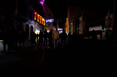 İstanbul 'un Beyoğlu İlçesi İstiklal Caddesi, 19. yüzyılın sonundan beri Tunel Taksim Meydanı ve meydanın genişletilmesi, Türkiye' nin en ünlü caddelerinden biri olma özelliğini koruyor..