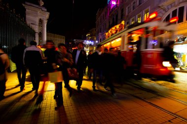 İstanbul 'un Beyoğlu İlçesi İstiklal Caddesi, 19. yüzyılın sonundan beri Tunel Taksim Meydanı ve meydanın genişletilmesi, Türkiye' nin en ünlü caddelerinden biri olma özelliğini koruyor..