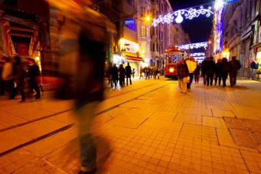İstanbul 'un Beyoğlu İlçesi İstiklal Caddesi, 19. yüzyılın sonundan beri Tunel Taksim Meydanı ve meydanın genişletilmesi, Türkiye' nin en ünlü caddelerinden biri olma özelliğini koruyor..