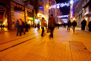 İstanbul 'un Beyoğlu İlçesi İstiklal Caddesi, 19. yüzyılın sonundan beri Tunel Taksim Meydanı ve meydanın genişletilmesi, Türkiye' nin en ünlü caddelerinden biri olma özelliğini koruyor..