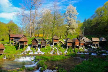 Jajce 'den birkaç kilometre uzakta Büyük ve Küçük Pliva Gölleri bulunur..