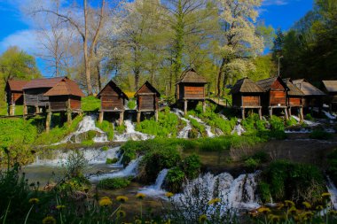 Jajce 'den birkaç kilometre uzakta Büyük ve Küçük Pliva Gölleri bulunur..