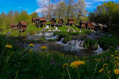 Jajce 'den birkaç kilometre uzakta Büyük ve Küçük Pliva Gölleri bulunur..