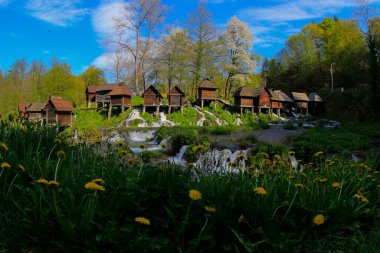 Jajce 'den birkaç kilometre uzakta Büyük ve Küçük Pliva Gölleri bulunur..