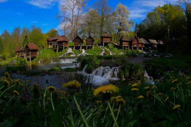 Jajce 'den birkaç kilometre uzakta Büyük ve Küçük Pliva Gölleri bulunur..