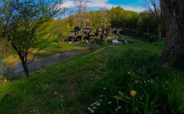 Jajce 'den birkaç kilometre uzakta Büyük ve Küçük Pliva Gölleri bulunur..
